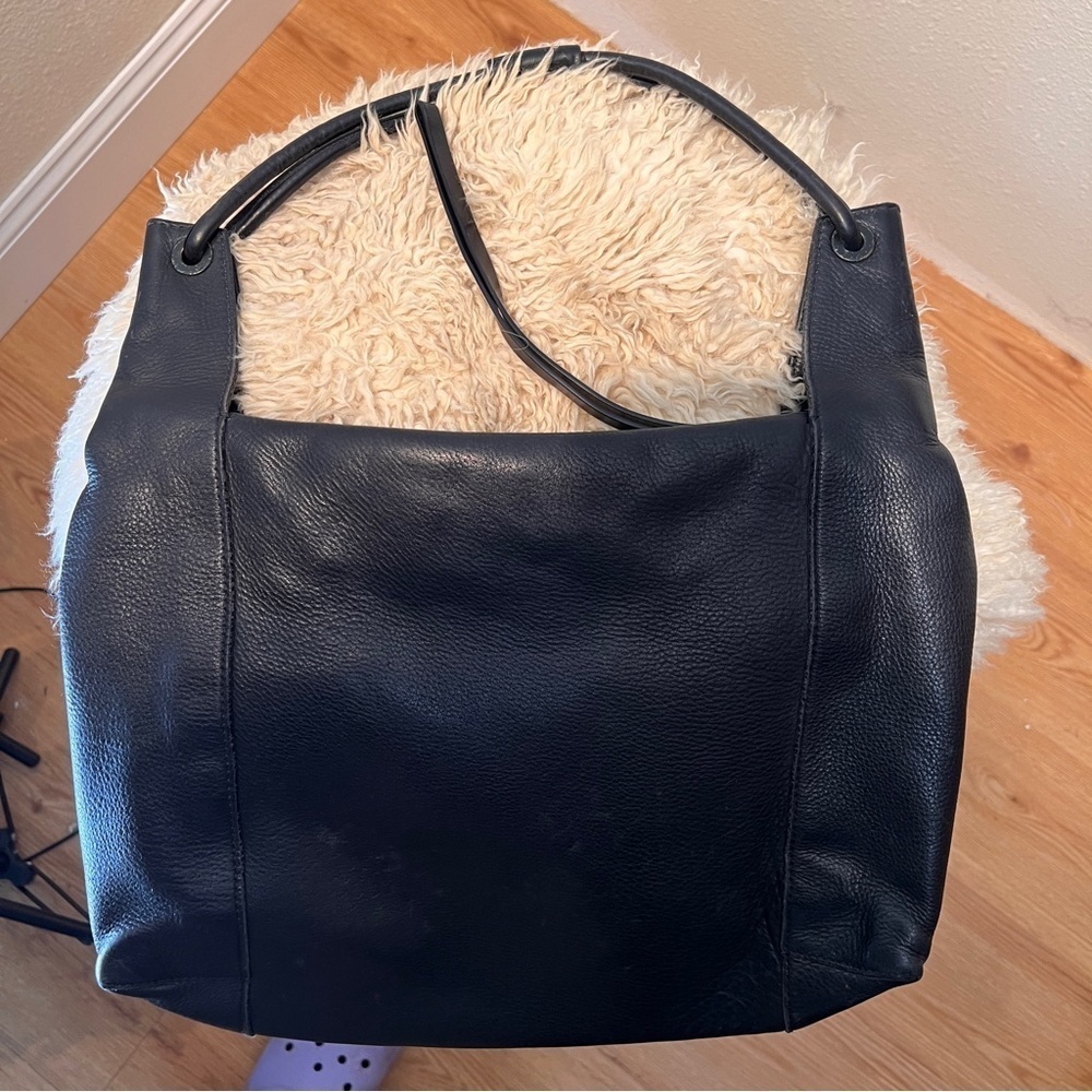 Vintage GUCCI Shoulder Bag in Black Pebbled Leather. Lined with GG black fabric
